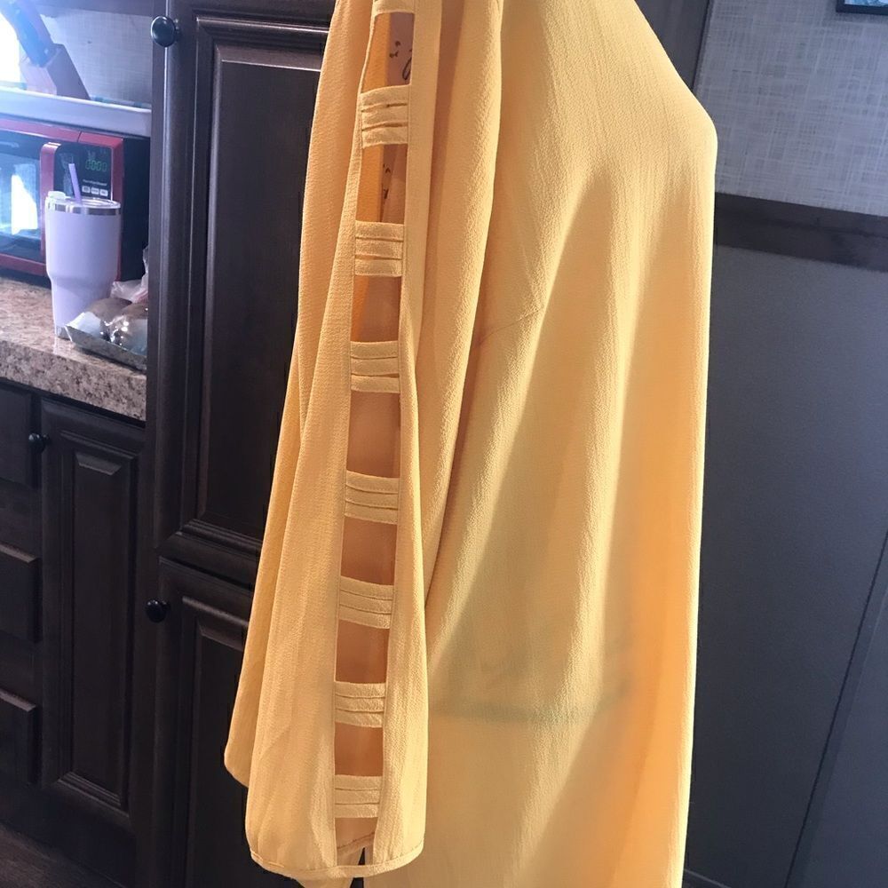 NWT Avenue size 26/28 yellow blouse with cut out sleeve - Picture 5 of 12